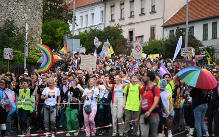 Jogellenes gyűlés miatt vádat emeltek a Pécs Pride szervezője ellen