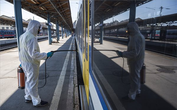 Leszállítják a vonatokról és a volánbuszokról azokat, akiken nincsen maszk