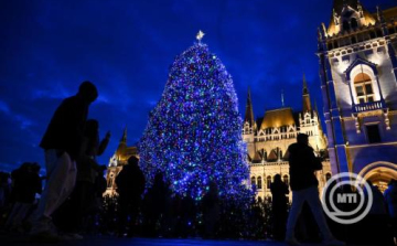 Felkapcsolták a fényfüzért az Ország Karácsonyfáján