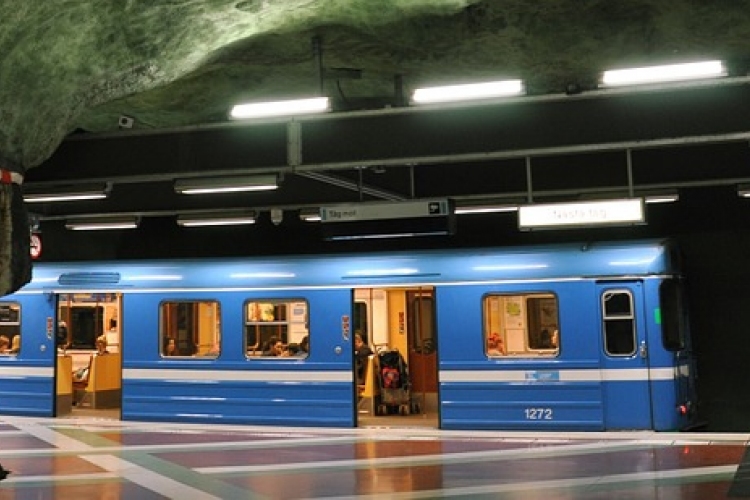 Meghalt egy metró alá került ember a Nyugati téri állomáson
