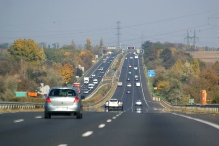 Teljesen új burkolatot kap 12 kilométeren az M1-es június végétől 